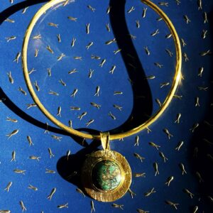 Gargantilla dorada con piedra Malaquita