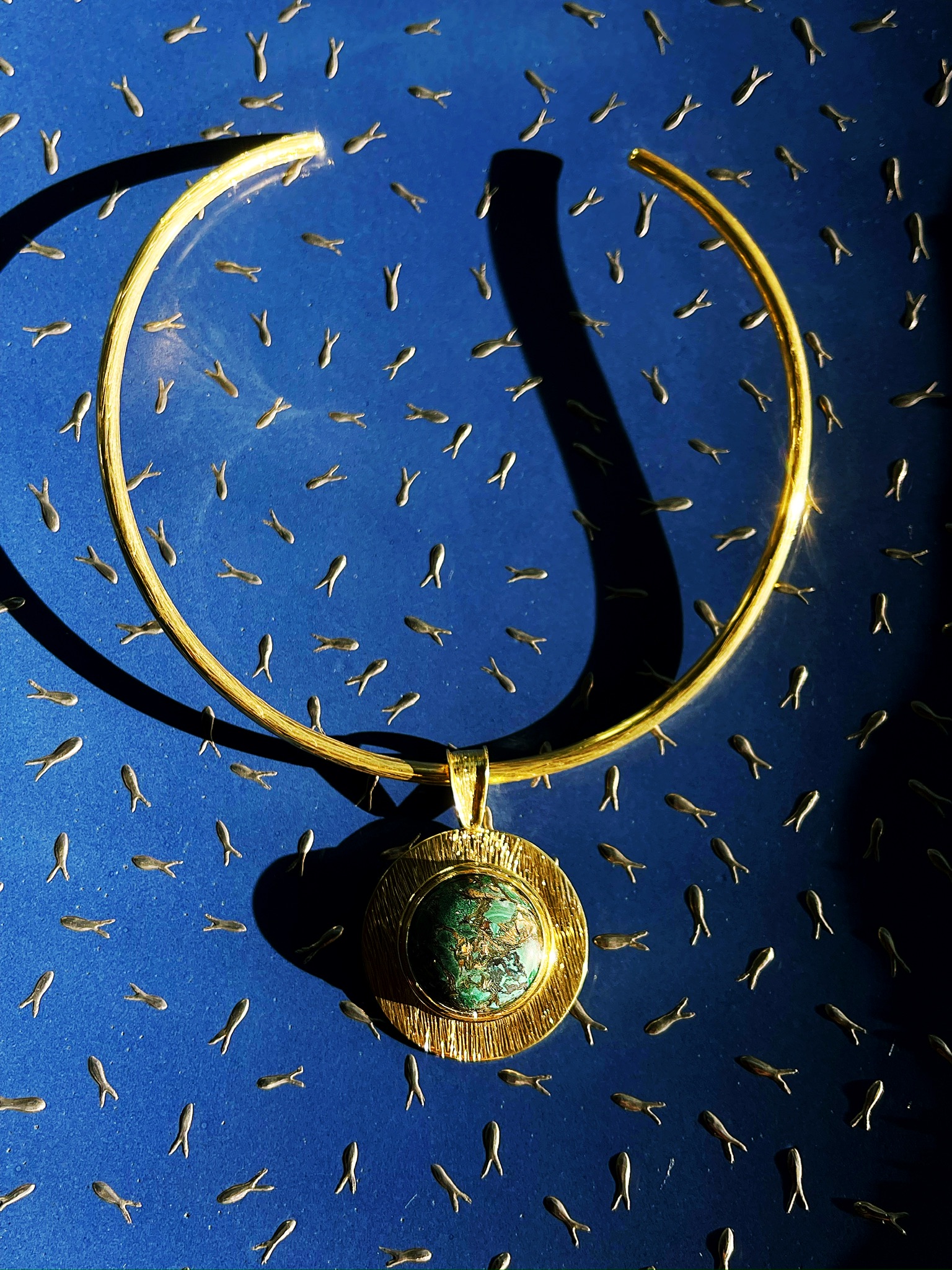 Gargantilla dorada con piedra Malaquita