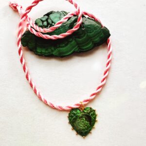 Collar seda con dije corazón malaquita